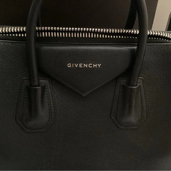 Givenchy
Antigona Medium Top Handle Bag in Grained Leather - Picture 8 of 15